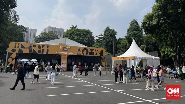 Ratusan penonton mulai berkumpul untuk menyaksikan hari kedua Allo Bank Festival 2024 yang diadakan di Istora Senayan Jakarta pada Sabtu (22/6).