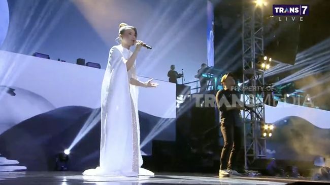 Penyanyi Rossa tampil memukau di Allo Bank Festival 2024 dengan membawakan lagu Sekali Ini Saja, Sabtu (22/6).