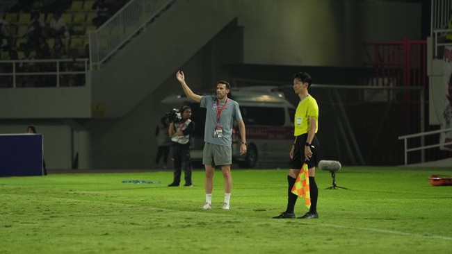 Pelatih Singapura U-16 Angel Toledano Flores memberi reaksi usai timnya kalah telak 0-3 dari Timnas Indonesia U-16 di Piala AFF U-16 2024, Jumat (21/6).