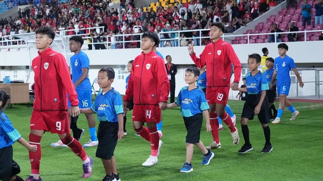 Pemain Timnas Indonesia U-16 Mierza Firjatullah tak kuasa menahan tangis usai mengalahkan Filipina 3-0 pada matchday kedua Grup A Piala AFF U-16 2024.