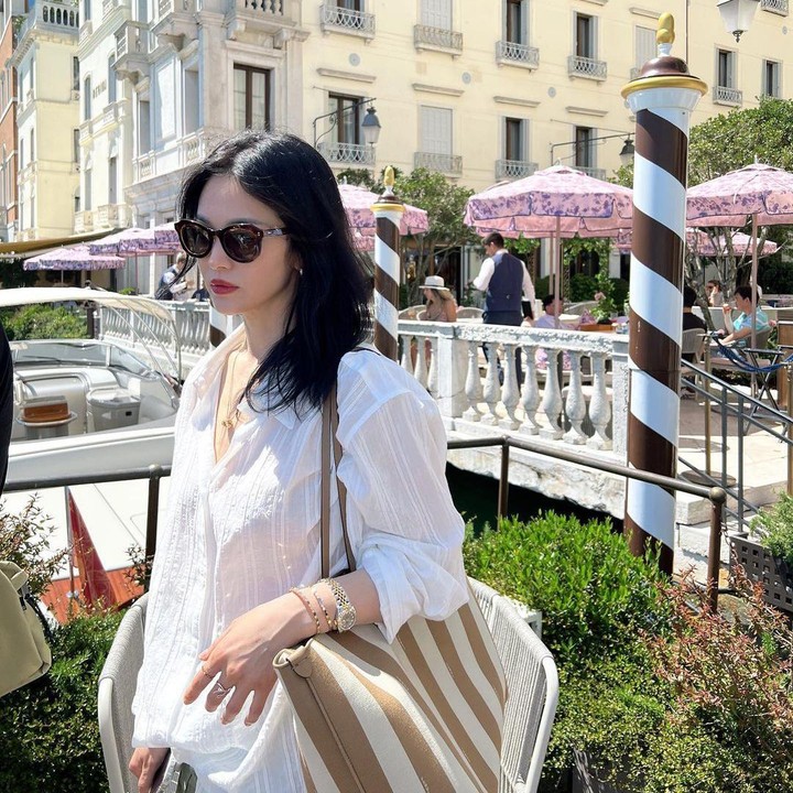 <p>Outfit liburan lainnya dari Song Hye Kyo yang bisa Bunda tiru adalah memadukan kemeja putih dengan celana pendek hijau. Jangan lupa tambahkan <em>sunglasses</em> untuk tampilan lebih chic. (Foto: Instagram @kyo1122)</p>