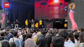 VIDEO: Aksi Agak Laen di Panggung Karaoke Allo Bank Festival 2024