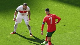 Momen Step Over Ronaldo Bikin Bek Turki Rebah di Rumput