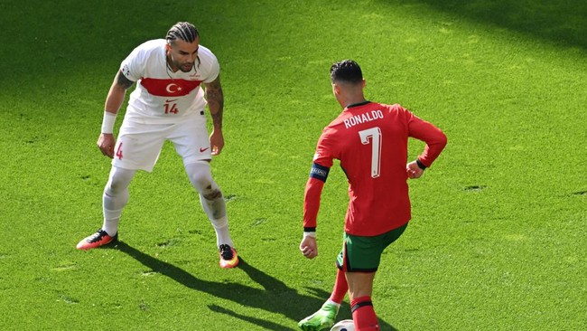 Kapten Portugal Cristiano Ronaldo memiliki momen luar biasa saat merobohkan bek Turki Abdulkerim Bardakci dalam duel Euro 2024, Sabtu (22/6).