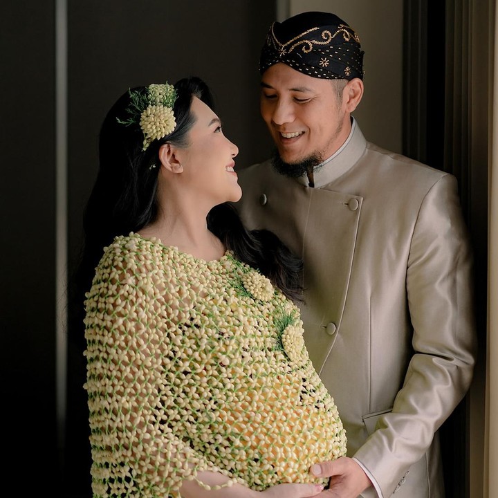 <p>Di acara ini, Via Vallen tampil memesona dengan busana yang dibalut ronce melati. Ia juga memperlihatkan <em>baby bump</em> yang tampak semakin jelas pada perutnya. (Foto: Instagram @viavallen @chevra_yo88)</p>