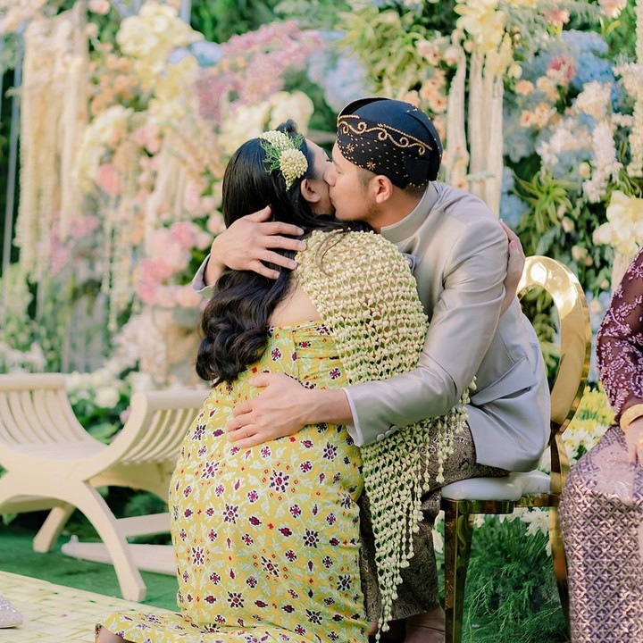 <p>Via Vallen juga turut bersimpuh di hadapan sang suami. Chevra Yolandi tak lupa mencium Via Vallen dengan penuh sayang. (Foto: Instagram @viavallen @chevra_yo88)</p>