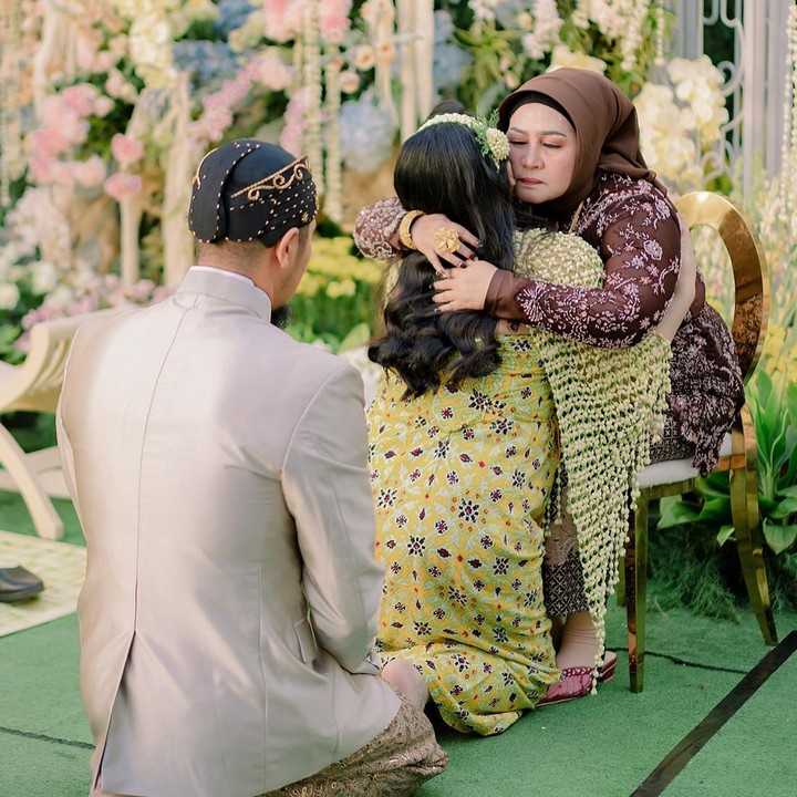 <p>Suasana tingkeban terasa haru ketika Via Vallen dan suaminya bersimpuh di hadapan orang tua untuk meminta doa. (Foto: Instagram @viavallen @chevra_yo88)</p>