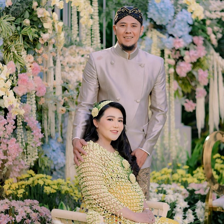 <p>Via Vallen bahagia menyambut kelahiran calon anak pertama. Ia menggelar acara tingkeban menjelang persalinan. (Foto: Instagram @viavallen @chevra_yo88)</p>