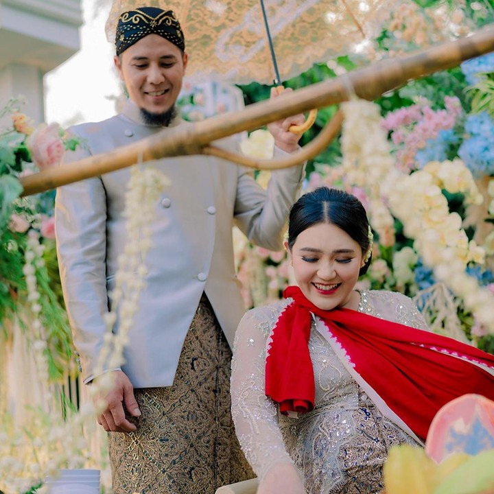 <p>Tingkeban merupakan tradisi adat Jawa yang biasanya digelar untuk menyambut usia kehamilan 7 bulan, Bunda. (Foto: Instagram @viavallen @chevra_yo88)</p>