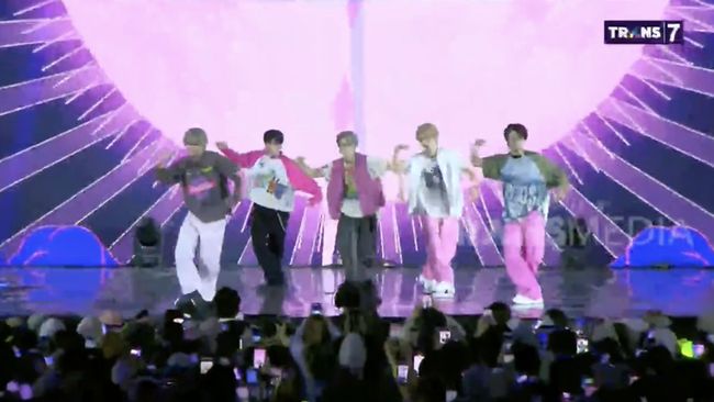 WayV menutup Allo Bank Festival 2024 hari kedua dengan single hit Give Me That.