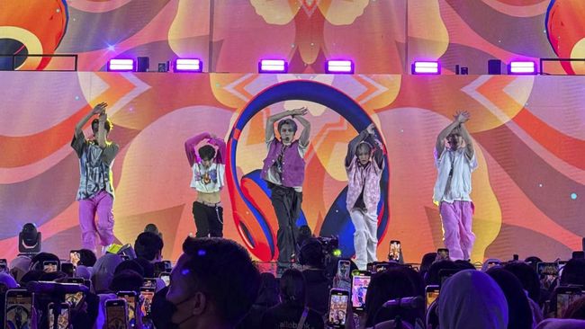 WayV membuka penampilannya pada hari kedua Allo Bank Festival 2024 dengan lagu berjudul On My Youth (English Version).
