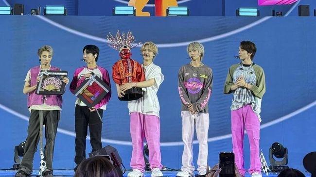 WayV bermain gim di hari kedua Allo Bank Festival 2024, mulai dari goyang pinggul sampai memasukkan bola ke keranjang pakai kaki.