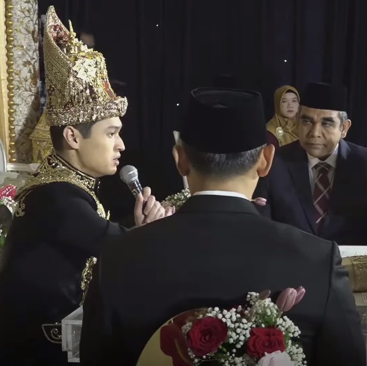 <p>"Saya terima nikah dan kawinnya Cut Putri Tsabina Binti Teuku Darmawan dengan mas kawin yang tersebut dibayar tunai," tuturnya seraya menjabat tangan pria yang kini menjadi Ayah mertuanya itu. (Foto: YouTube Beby Tsabina TV)</p>