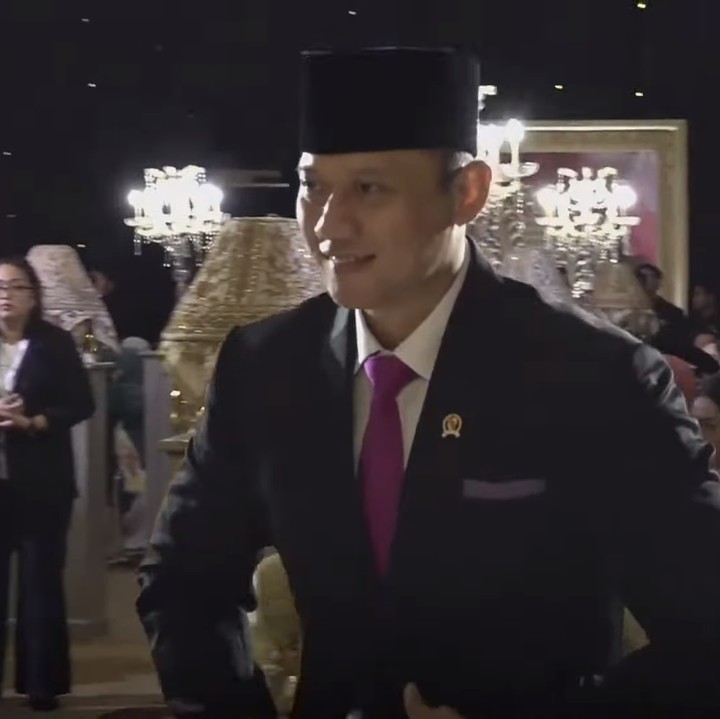 <p>Pernikahan Beby dan Rizki dihadiri oleh Menteri ATR/BPN sekaligus ketua umum partai Demokrat, Agus Yudhoyono. Tidak hanya sebagai tamu, Agus ternyata dipercaya untuk menjadi saksi nikah mereka. (Foto: YouTube Beby Tsabina TV)</p>
