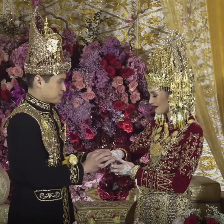 <p>Dalam prosesi akad nikah, Rizki terlihat tampan mengenakan pakaian adat warna hitam. Sedangkan Beby tampil menawan dengan baju adat warna merah marun. (Foto: YouTube Beby Tsabina TV)</p>