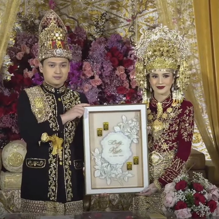 <p>Mas kawin yang diberikan oleh Rizki kepada Beby turut menarik perhatian. Selain seperangkat alat salat, pria yang juga menjabat sebagai anggota DPR RI ini memberikan logam mulia senilai 121 mayam atau setara dengan 399 gram. (Foto: YouTube Beby Tsabina TV)</p>