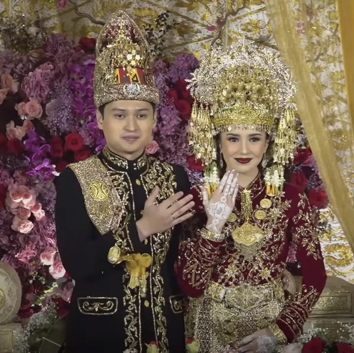 <p>Banyak netizen yang turut berbahagia dengan pernikahan Beby dan Rizki, Bunda. Tidak sedikit yang mengucapkan selamat dan mendoakan keduanya. "<em>Happy wedding</em> Kak Beby, samawa dunia dan akhirat <em>till</em> <em>jannah</em>," ungkap seorang netizen. "<em>Happy wedding</em> Beby. Bahagia selalu cantik," doa yang lainnya. (Foto: YouTube Beby Tsabina TV)</p>