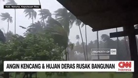 VIDEO: Angin Kencang & Hujan Deras Rusak Bangunan