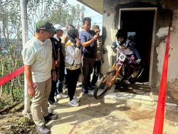 Serunya Balap Sepeda Urban Downhill Kota Batu Lewati Dapur-Turuni Tangga