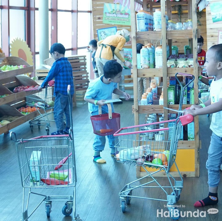 <p>Di aktivitas Market Area, Si Kecil belajar cara belanja sesuai dengan daftar belanjaan yang diberikan pendamping. Setelah itu, mereka akan membayar di kasir sembari belajar menghitung. (Foto: haibunda.com/Atmaja Kurniawan)</p>