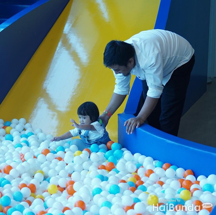 <p>Tak hanya diajak bermain peran, anak juga bisa mandi bola di area Fish Pond. Sembari mengeksplorasi area mandi bola, Si Kecil bisa mencari ikan dan mengumpulkannya ke dalam keranjang. (Foto: haibunda.com/Atmaja Kurniawan)</p>