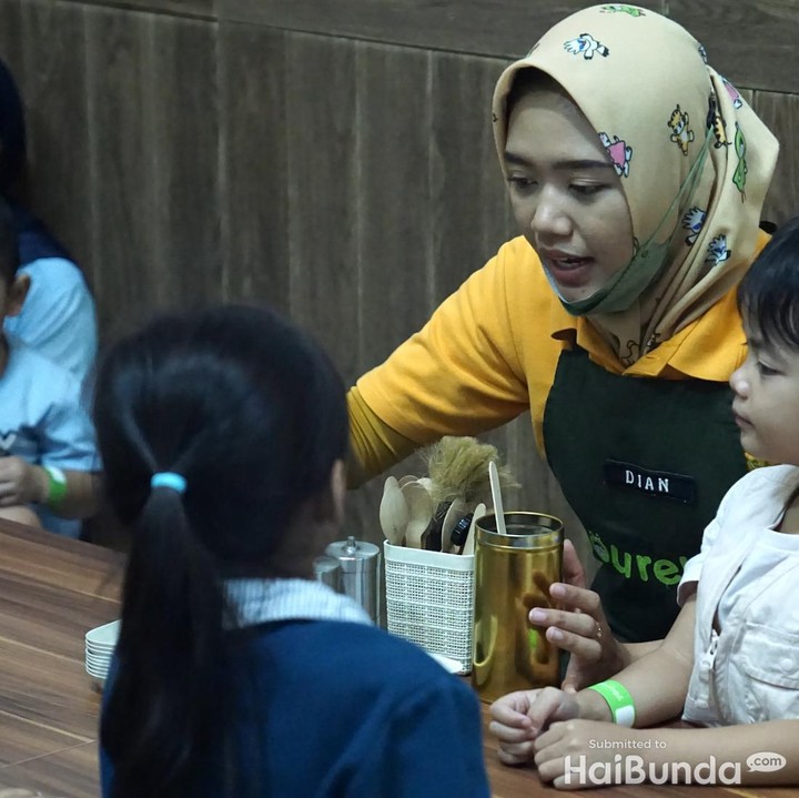 <p>Si Kecil menjelajahi kebun teh di pegunungan bernama Tea Garden. Si Kecil diajak menyiram kebun teh dan memetik daun teh yang berwarna hijau. Setelah memanen daun teh, Si Kecil membuat teh di House of Tea. (Foto: haibunda.com/Atmaja Kurniawan)</p>