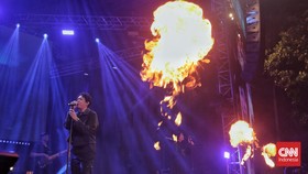 FOTO: Kobaran Hindia di Panggung Allo Bank Festival 2024