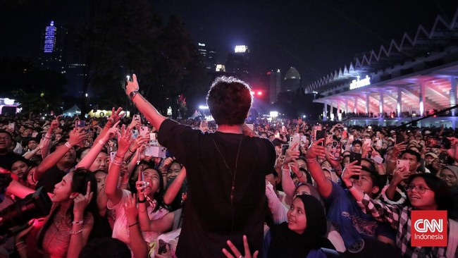FOTO: Kobaran Hindia di Panggung Allo Bank Festival 2024