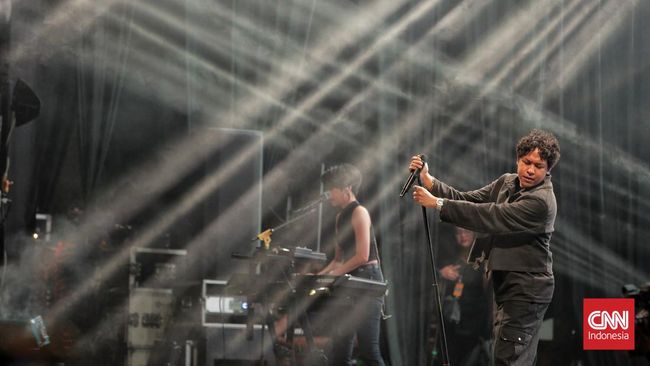 Penampilan grup musik Hindia dalam rangkaian acara Allo Bank Festival 2024, di Istora Senayan. Jakarta, Sabtu, 22 Juni 2024. (CNN Indonesia/Adhi Wicaksono)