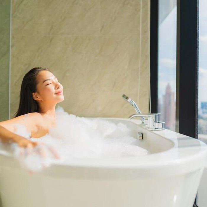 Ilustrasi Seorang wanita berendam/Foto: freepik.com/lifeforstock