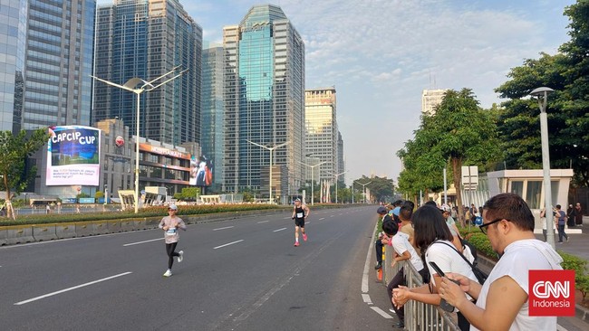 Suasana jalanan Jakarta cukup lengang seiring dengan penyelenggaraan BTN Jakarta International Marathon (JAKIM) 2024 nan berjalan pada Minggu (23/6) pagi.