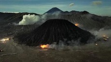 FOTO: Kasus Uang Palsu Rp22 Miliar hingga Gunung Batok Bromo Terbakar