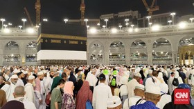 FOTO: Berlama-lama di Depan Ka'bah Sebelum Kembali ke Rumah