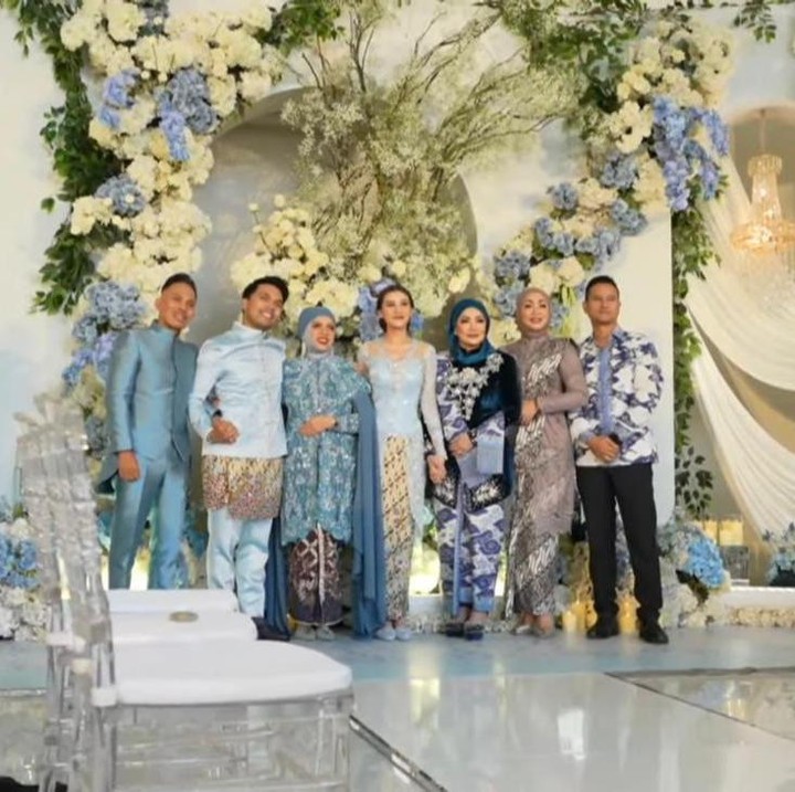 <p>Banyak netizen yang merasa terharu dengan pertunangan Aaliyah dan Thariq Halilintar. Mereka pun berdoa agar keduanya selalu bahagia dan langgeng. "Terharu banget lihat Aal tunangan dihadiri keluarga besar Halilintar. Semakin sedih lihat almarhum Adjie Massaid. Lancar sampai hari H Aal," ungkap seorang netizen dengan emotikon hati. "Nangis terus lihat Aal. Semoga kalian bahagia dan langgeng," tutur netizen lainnya. (Foto: YouTube Thariq Halilintar)</p>