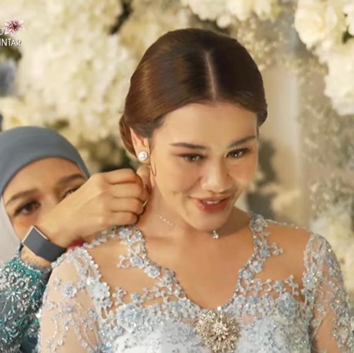 <p>Usai menuturkan niat baiknya, Thariq dan keluarga pun memberikan beberapa barang sebagai simbol pertunangannya dengan Aaliyah. Tidak hanya perhiasan, ada pula tas, skincare, hingga peralatan kamar tidur. (Foto: YouTube Thariq Halilintar)</p>