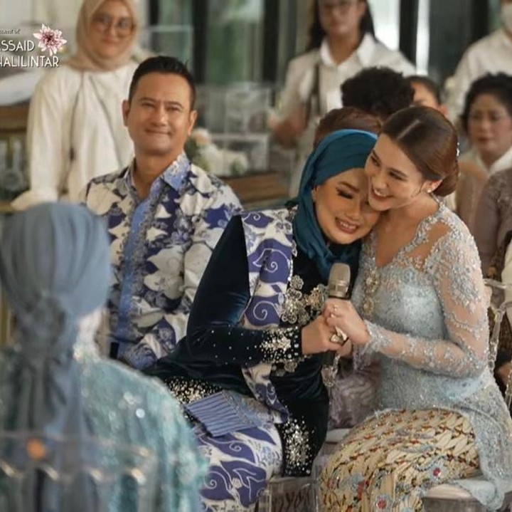 <p>Dalam acara ini, mendiang Ayah Aaliyah, Adjie Massaid turut dihadirkan dalam bentuk foto, Bunda. Potret Adjie yang tengah tersenyum itu diletakkah di samping kiri Aaliyah. (Foto: YouTube Thariq Halilintar)</p>
