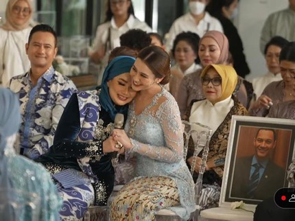 7 Potret Lamaran Aaliyah Massaid & Thariq Penuh Haru, Mendiang Ayah Hadir dalam Bentuk Foto