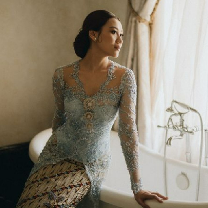 <p>Aktris Aaliyah Massaid memilih kebaya bernuansa warna biru muda saat menggelar acara lamaran dengan Thariq Halilintar beberapa waktu lalu. Kebaya dengan desain modern ini dipadukan dengan kain jarik payet berwarna keemasan. Kebaya Aaliyah ini juga merupakan karya dari desainer Asky Febrianti. (Foto: Instagram @morden.co/ @aaliyah.massaid)</p>