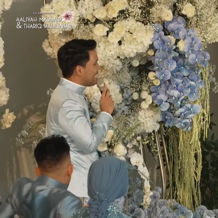 <p>Melihat dari dekorasinya, lamaran Aaliyah dan Thariq mengusung tema biru muda nan cantik. Baik keluarga Aaliyah maupun Thariq, semua hadir dengan pakaian warna serupa. (Foto: YouTube Thariq Halilintar)</p>