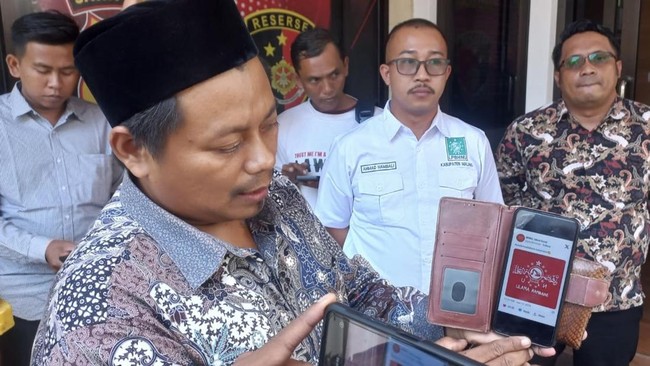 Seorang mengaku Nahdliyin berjulukan Ahmad Baidowi melaporkan akun X @pasifisstate ke polisi atas tuduhan pelecehan mengubah logo NU menjadi 'Ulama Nambang'.