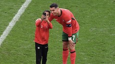 Selfie dengan Ronaldo, Bocah Penyusup Lapangan Kena Sanksi