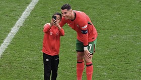Selfie dengan Ronaldo, Bocah Penyusup Lapangan Kena Sanksi