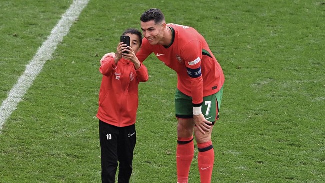 Bocah penyusup lapangan di laga Turki vs Portugal demi selfie dengan Cristiano Ronaldo tak luput dari sanksi UEFA.
