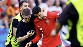 FOTO: Ramai-ramai Terobos Lapangan demi Cristiano Ronaldo