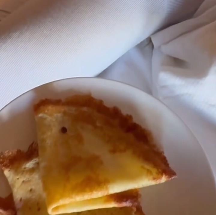 <p>Dalam salah satu unggahan, Beckham terlihat memasak sebuah pancake untuk putrinya, Seven. Dengan senang hati Beckham pun membawakan sarapan ini ke atas kasurnya seraya membangunkan putri satu-satunya tersebut. (Foto: Instagram: @davidbeckham)</p>
