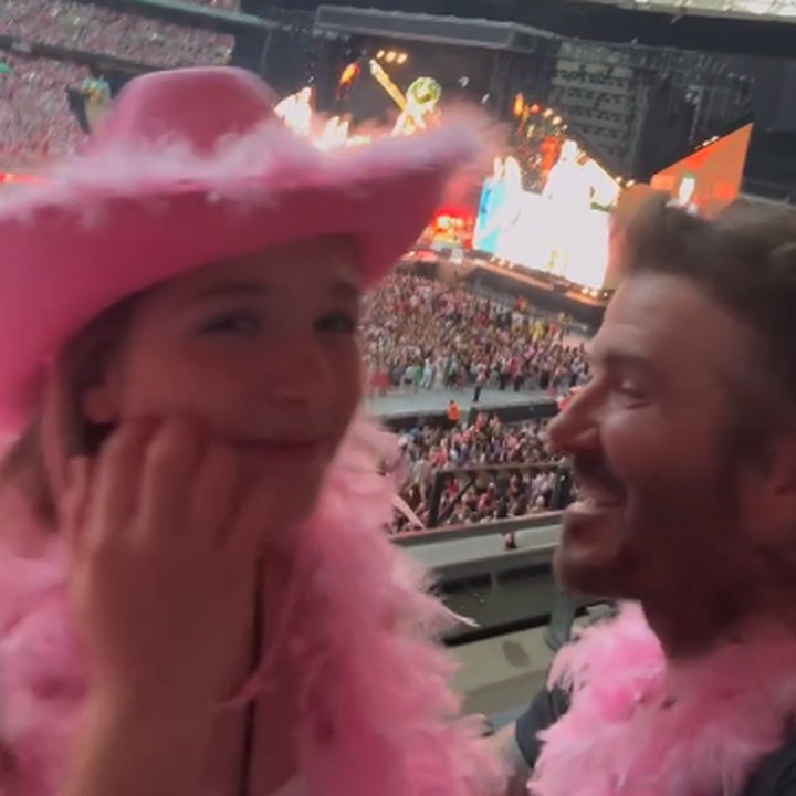 <p>Selain berkebun, memasak, dan beternak, David juga mengisi waktu pensiunnya ini untuk menghabiskan waktu dengan anak-anaknya, termasuk menemani sang putri menghadiri konser Harry Styles, bernyanyi bersama, dan mengenakan atribut berwarna pink yang senada dengan putrinya. Gemas, ya! (Foto: Instagram: @davidbeckham)</p>