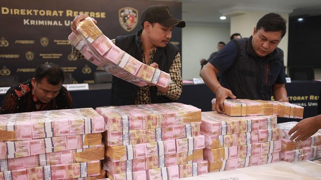 Polisi Bongkar Peredaran Uang Palsu Yuan China di Pandeglang Ditreskrimum Polda Banten menangkap seorang pria berinisial US (48) terkait peredaran uang palsu di wilayah Pandeglang, Banten.