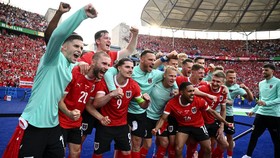 Austria Menggila, Wujud Kuda Hitam Sesungguhnya?