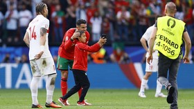 Ronaldo Jadi Target Foto 6 Penyusup, Bocah 'Nyelonong' Ajak Selfie