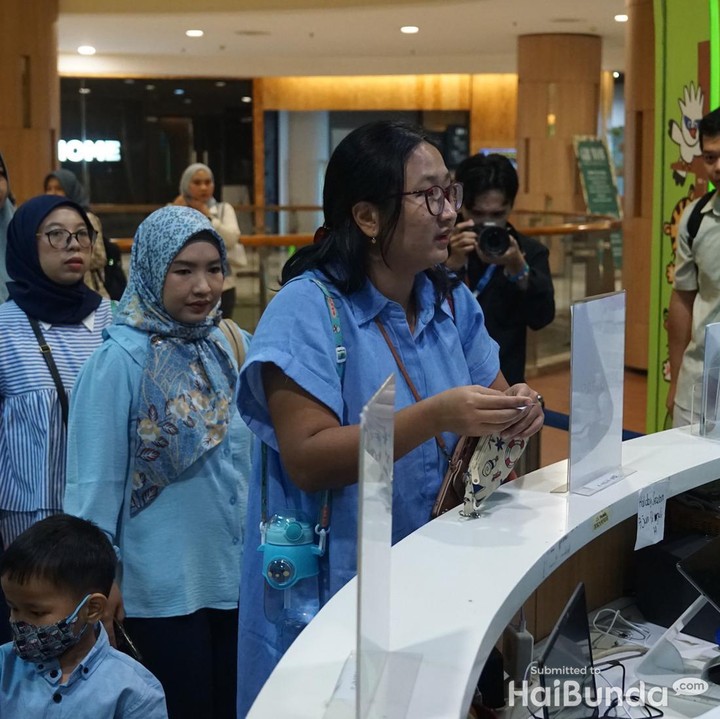 <p>Para Bunda member HaiBunda Squad mulai berdatangan ke lokasi acara sejak pukul 09.00 WIB dan melakukan registrasi. Kali ini, Bunda-bunda serempak mengenakan dresscode warna biru. (Foto: haibunda.com/Atmaja Kurniawan)</p>